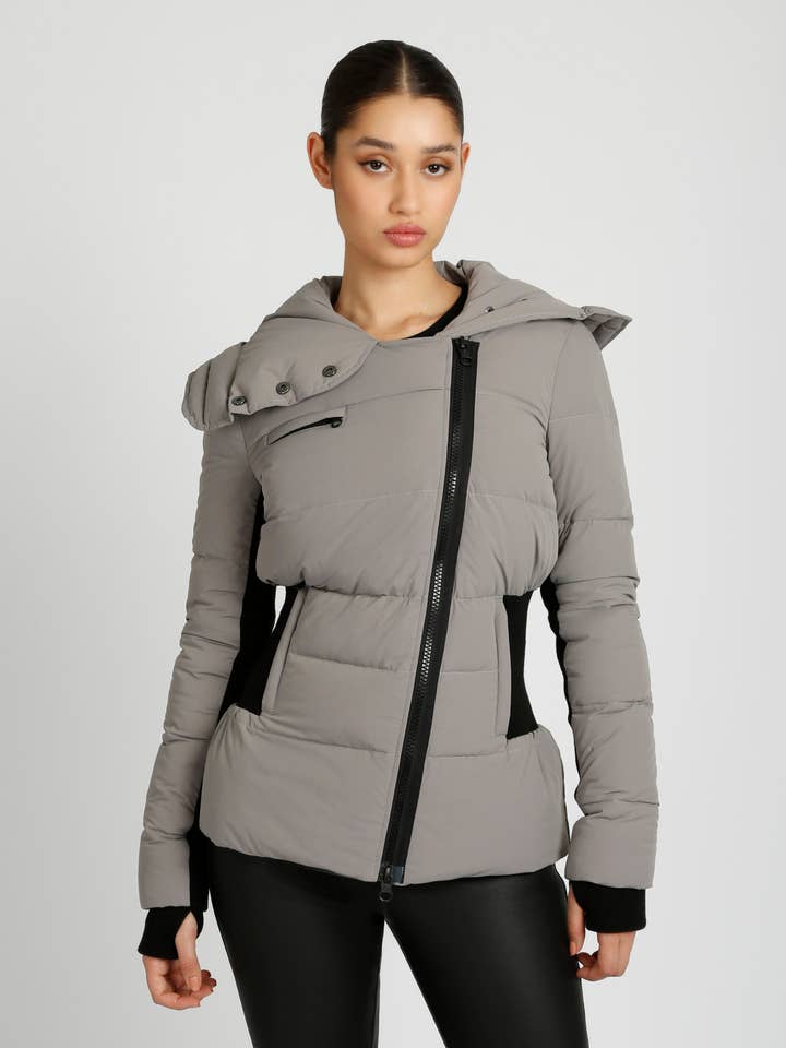 Parka asymétrique Mid Puffer (JLS) pour la vente par Blanc Noir