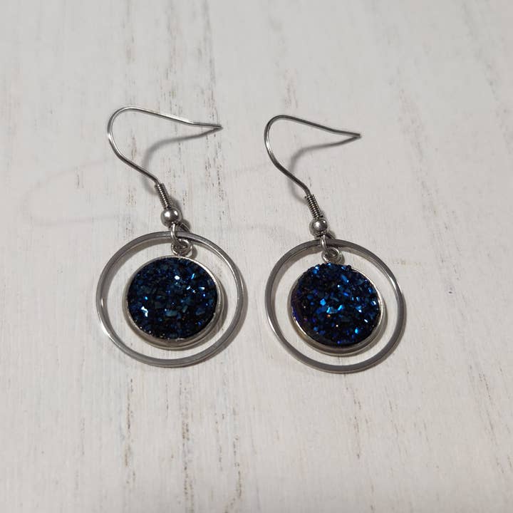 Pendientes colgantes drusos con forma de metal para venta al por mayor de Blue Bourbon Designs