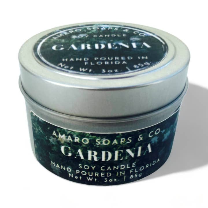 Candela Gardenia Soy in latta per la vendita all'ingrosso da parte di Amaro Soaps & Co.