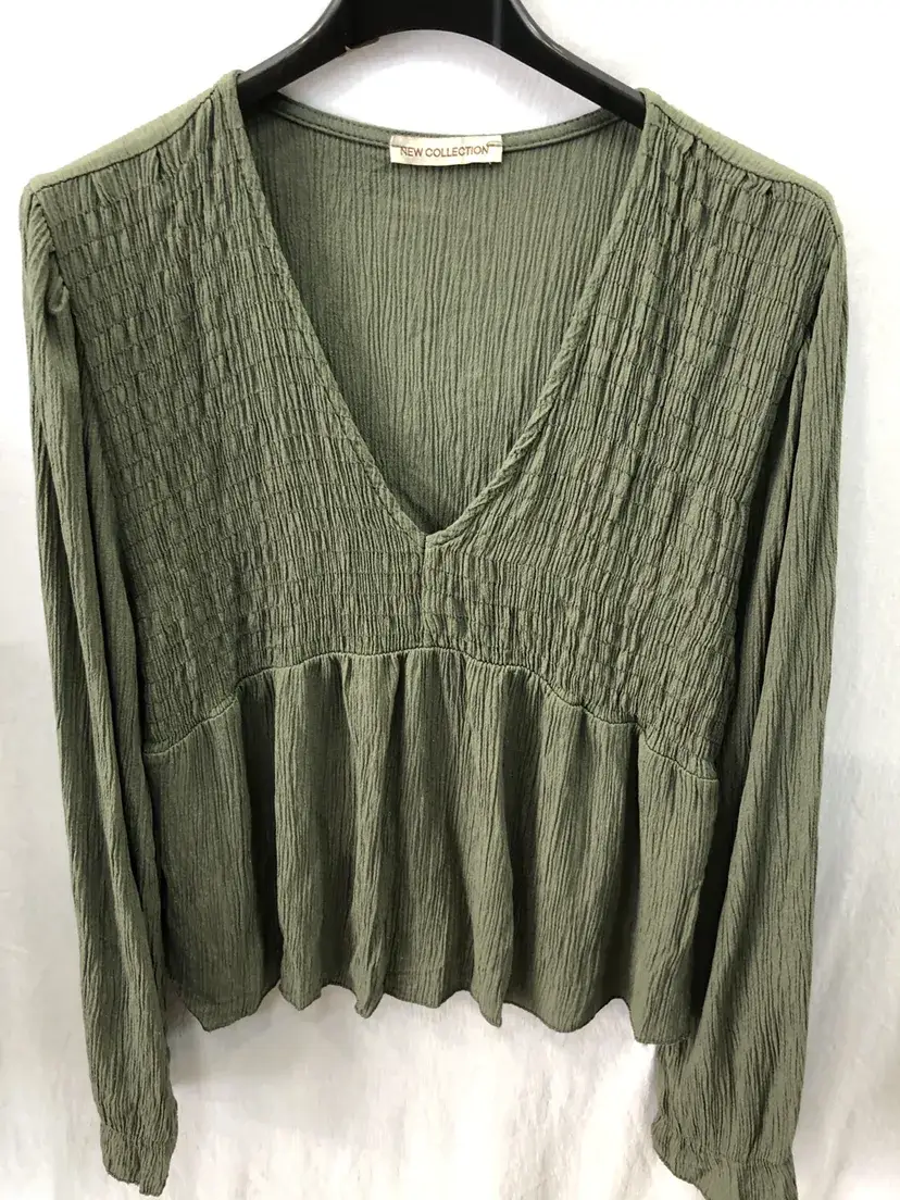 Mimi & Gogo - Wholesale Blouse - Women's - V-neck blouse with small smocking @23625_BlouseV3