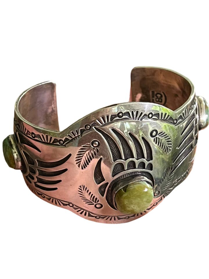 Ancien bracelet manchette en argent sterling Navajo et turquoise Royston avec motif de patte d'ours en superposition par Charlie Bowie. pour la vente par Nizhonitradersllc