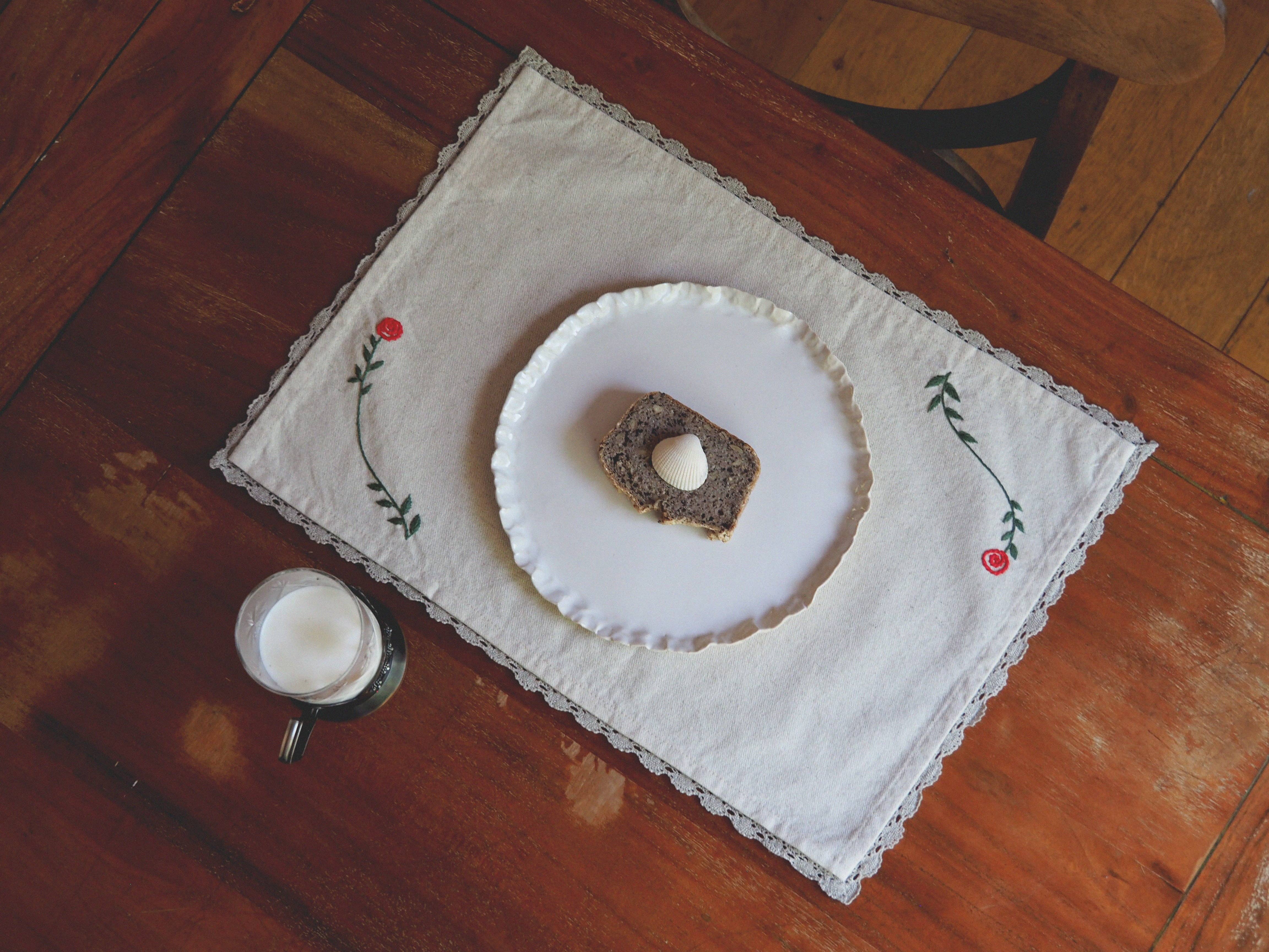 À bientôt – wholesale Placemat – Hand-Embroidered Rose Placemat with Linen Lace0