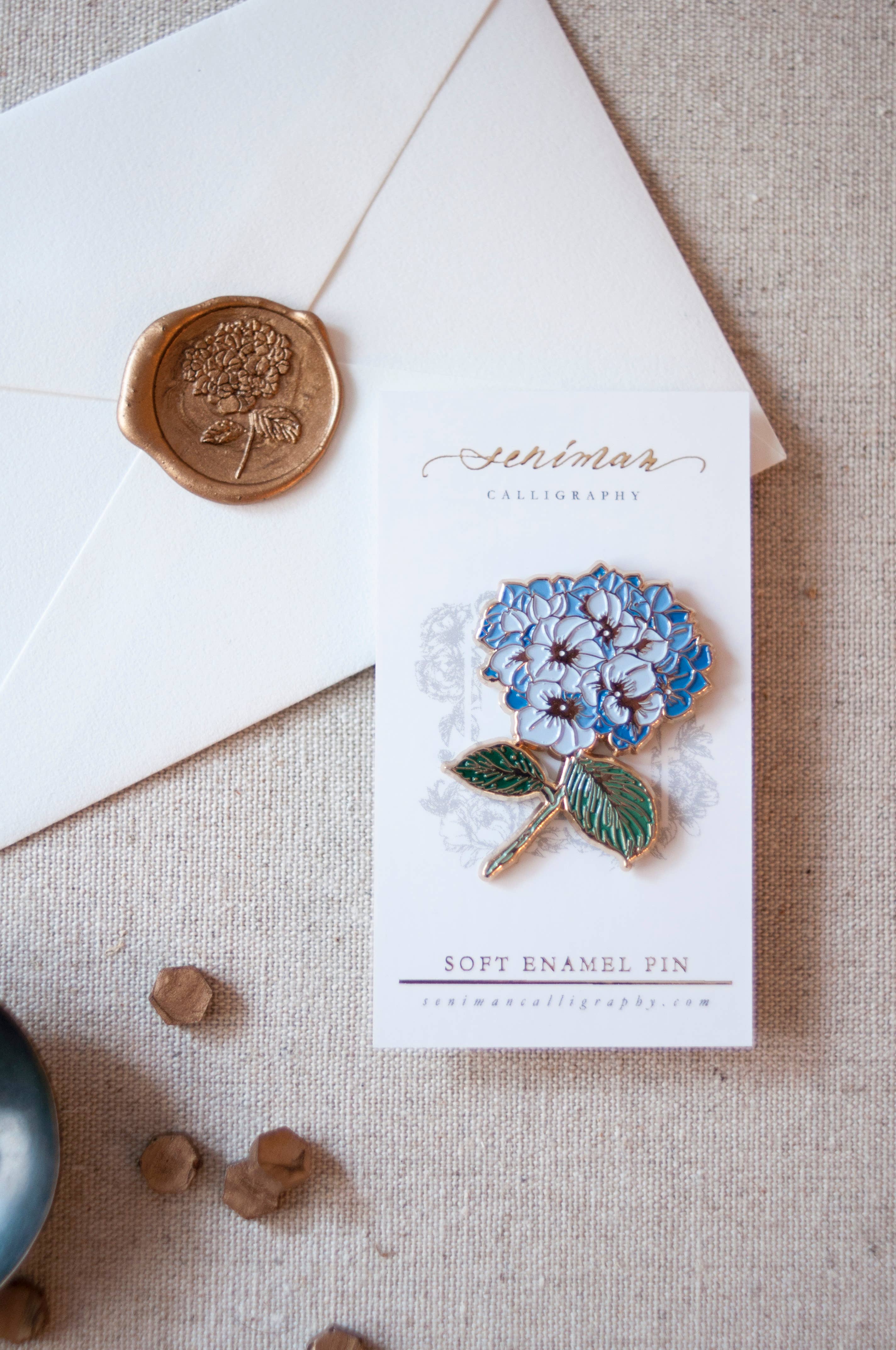 Seniman Calligraphy – wholesale Lapel pin/button – Hydrangea Gold Soft Enamel Pin2