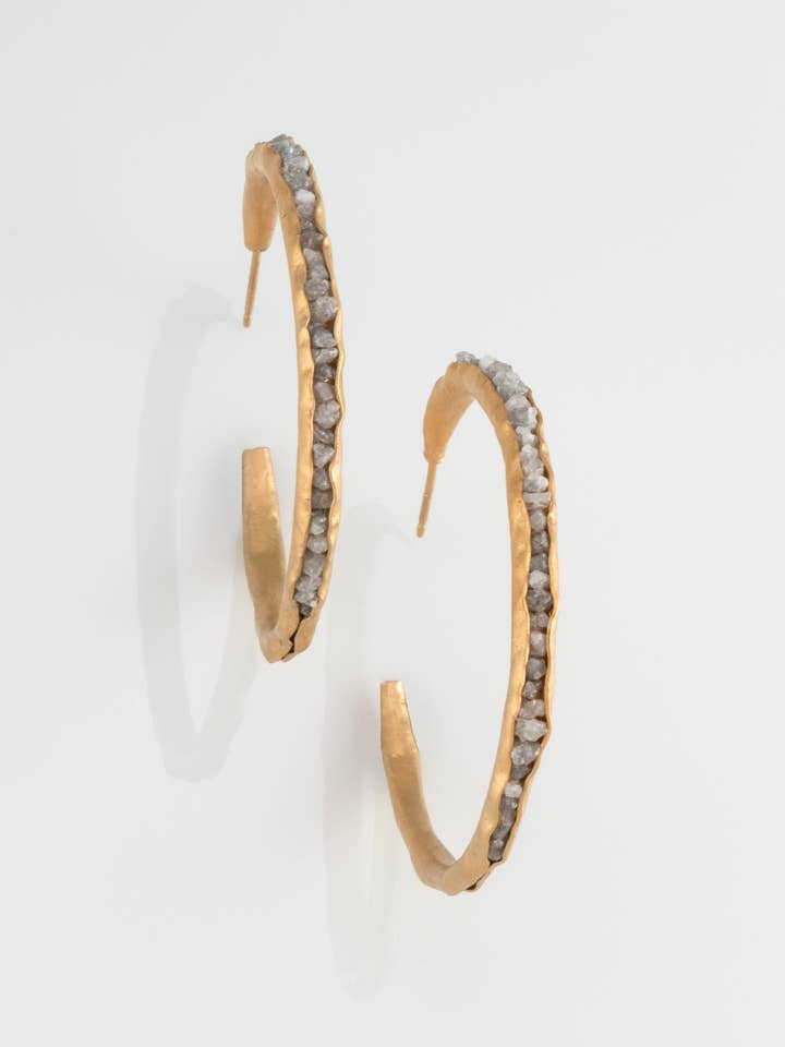 Stora Hoop Groove örhängen med råa diamanter för wholesale av Austin Titus Studio