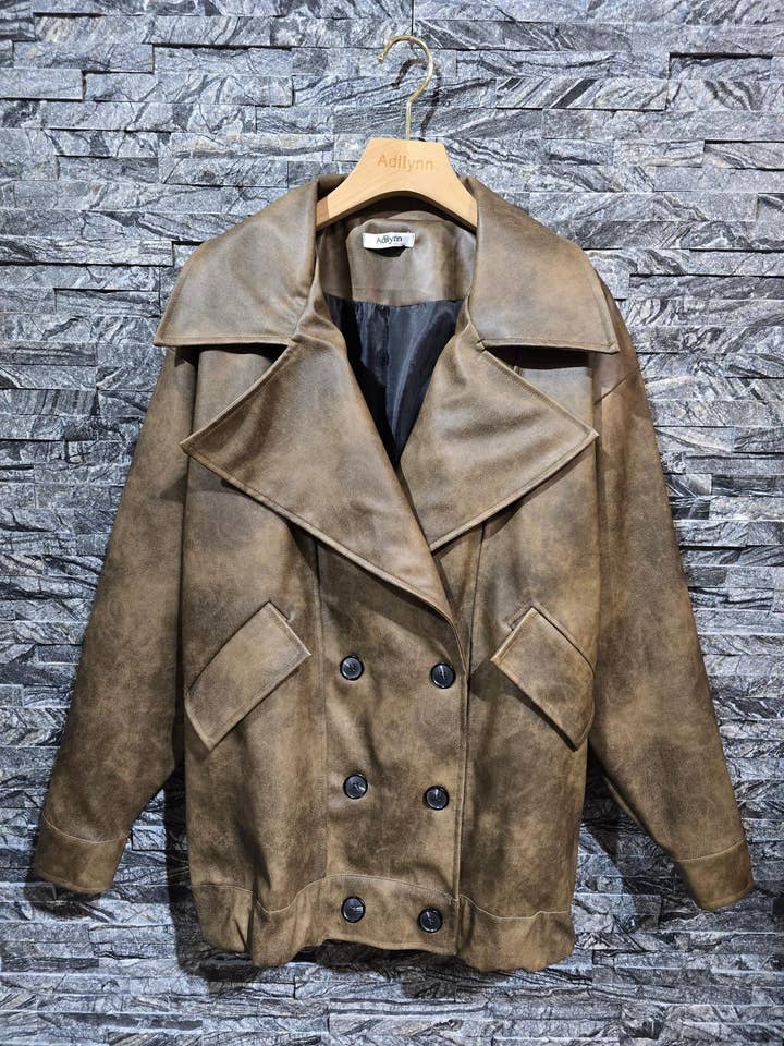 Veste oversize en simili à boutons, deux poches 5222 pour la vente par Adilynn DAYMENTEX