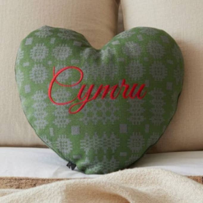 Cuscini a forma di cuore ricamati Cymru per la vendita all'ingrosso da parte di Moose & Co