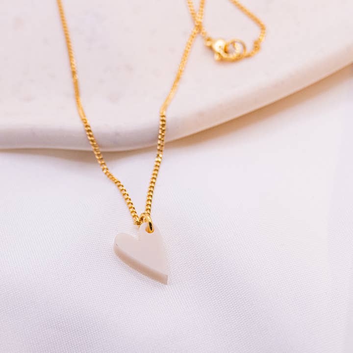 Hartvormige halsketting van wit acryl - 18-karaats verguld, lichtgewicht voor wholesale door Tilda&Theo