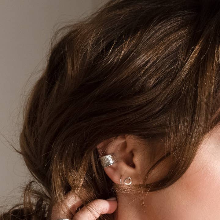 Smeltet sølv konkylie manchet for engroshandel hos MUKA studio