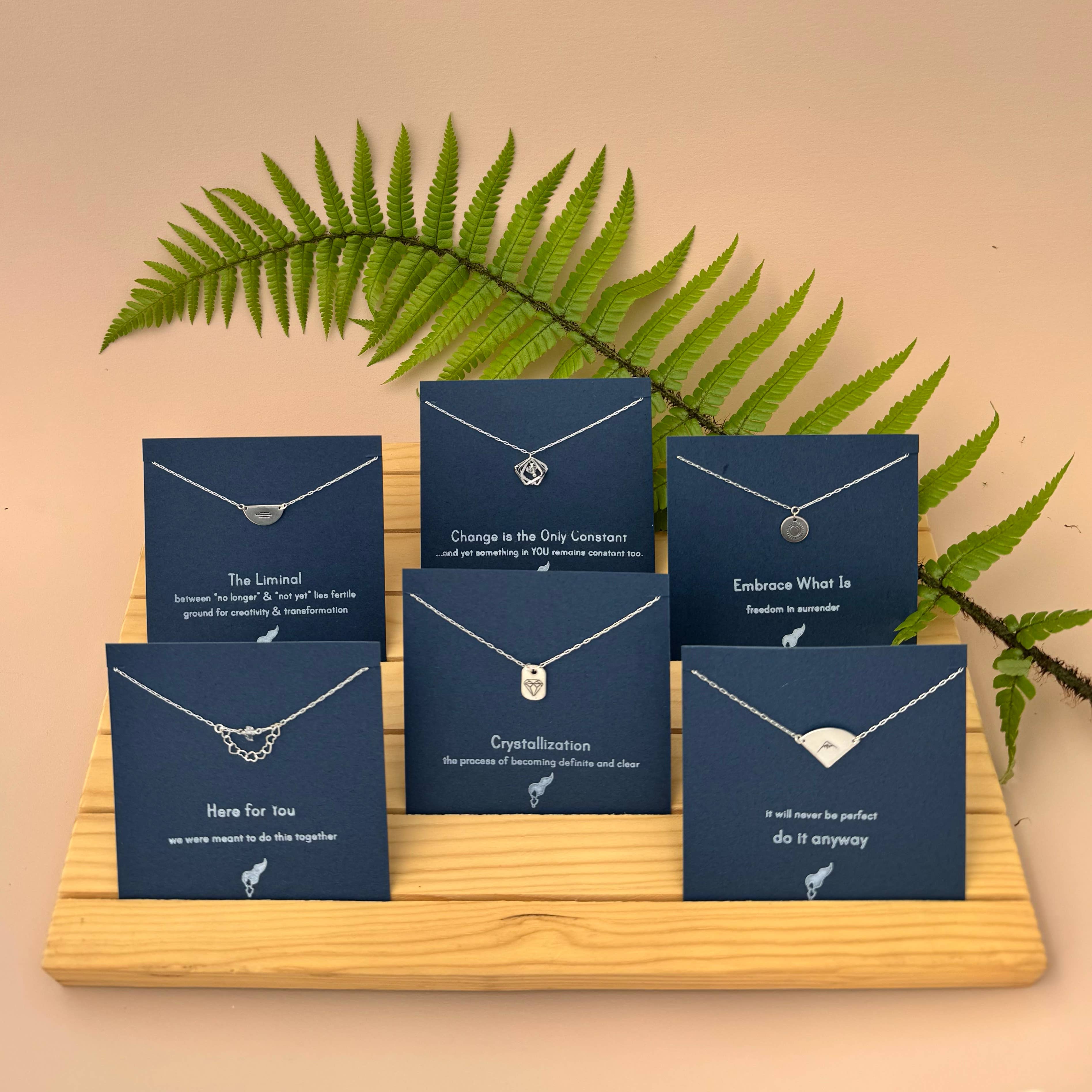 Britta Ambauen Jewelry – wholesale Hänge-/berlockhalsband – "Halsband 'Omfamna Vad Som Är'"5