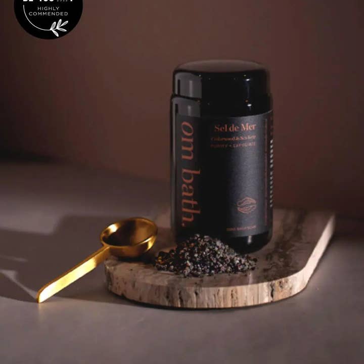 Sel de Mer Purifying Bath Soak: Sel De Mer Cederträ och Sea Kelp En renande och hudraffinerande thalassoterapibehandling formulerad med exfolierande marina mineraler. för wholesale av Organic Merchant