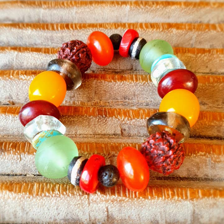 M0124 | håndlavet armbånd med rudraksha-frø og farverige perler for engroshandel hos Ambra Schmuck