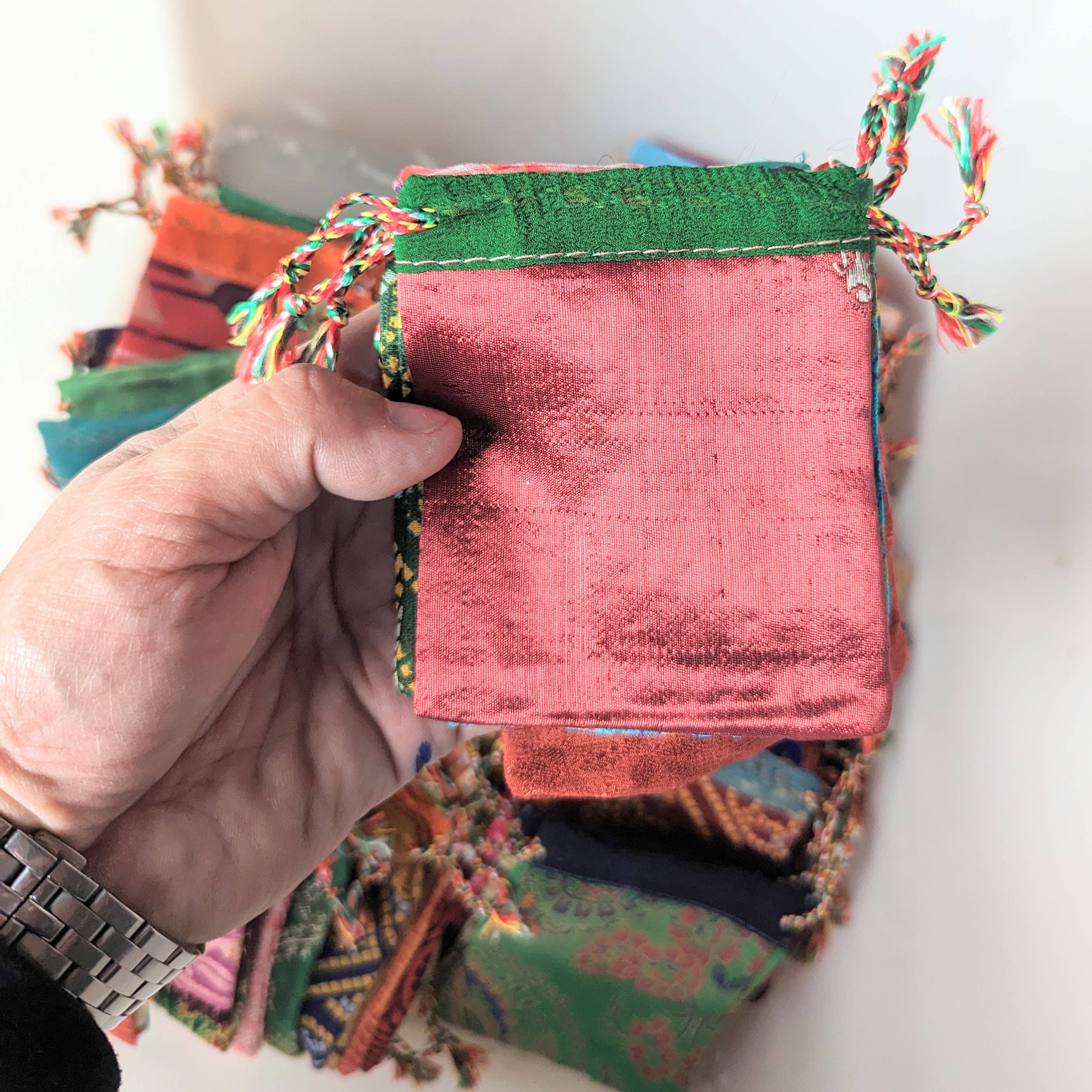 Tenzing Collections – wholesale Presentpåse – Tenzing Collections - 100-pack återvunna siden- och jutesäckar med dragsko eller dragkedja för gåvor22