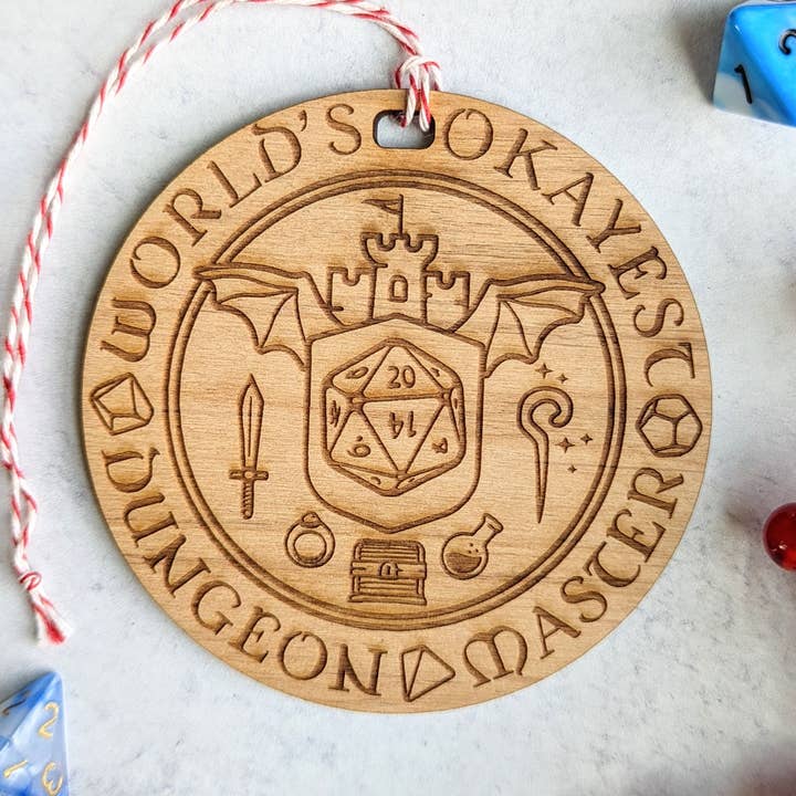 Emberglow Gaming - Vendita all'ingrosso Decorazione - World's Okayest DM - Dungeons and Dragons - Ornamento in legno0