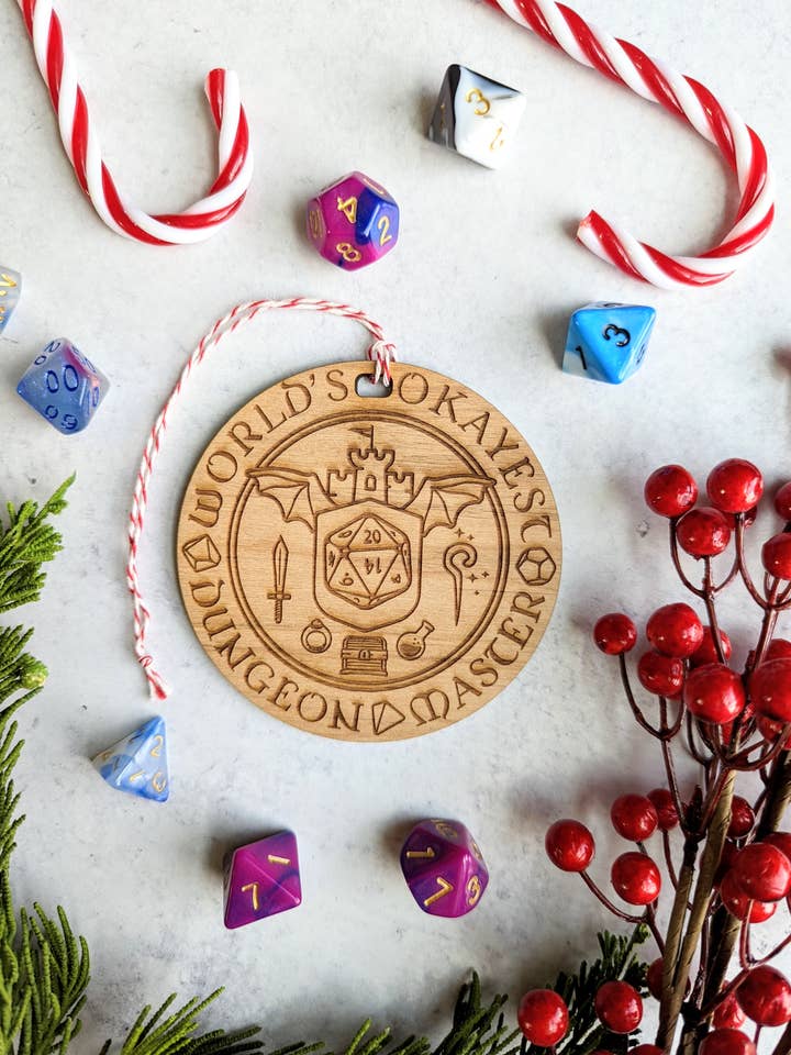 World's Okayest DM - Adorno de madera de mazmorras y dragones para venta al por mayor de Emberglow Gaming