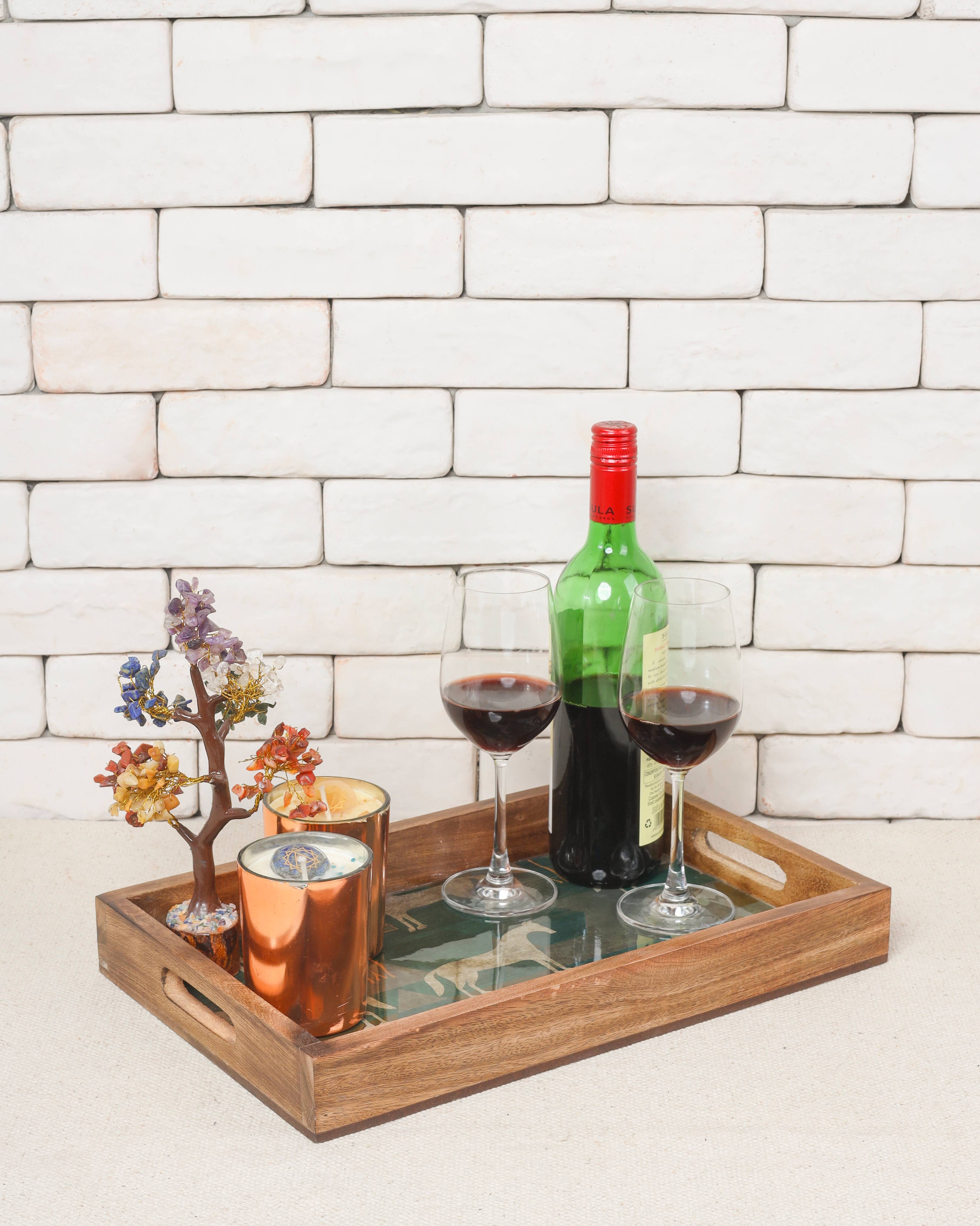 Tiramisu – Großhandel Deko-Tablett – Tiramisu 3er-Set dekorative Tabletts aus Harz und Mangoholz mit Pferdemotiv3