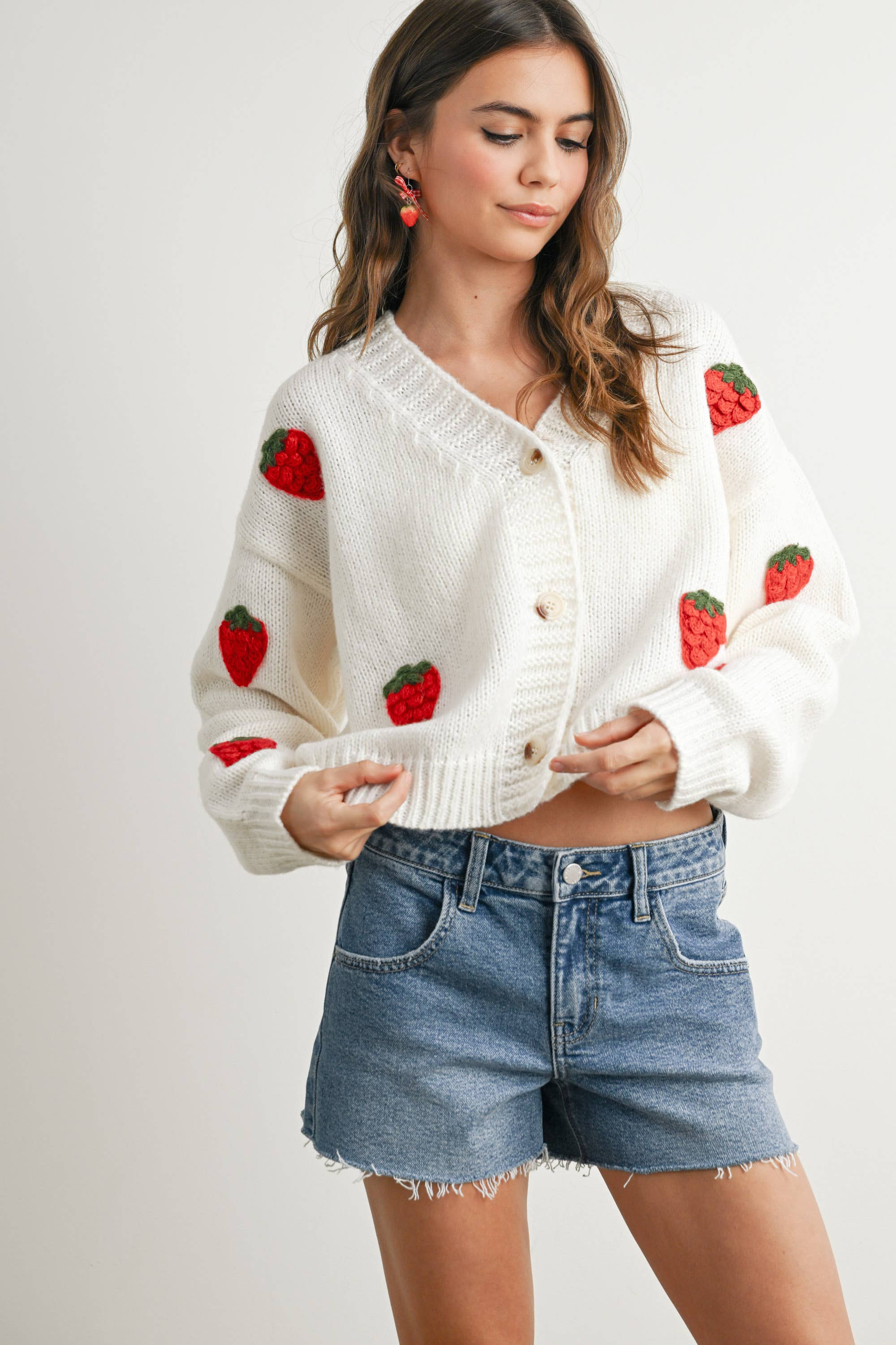 BUTTERMELON – Großhandel Strickjacke – Damen – Kurzer Cardigan mit Erdbeerstickerei - BMC760927