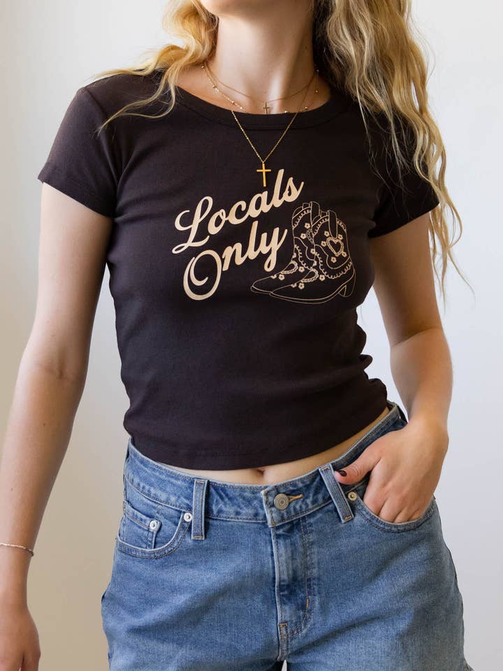 T-shirt Babydoll Graphique Locals Only OG pour la vente par Nectar Clothing