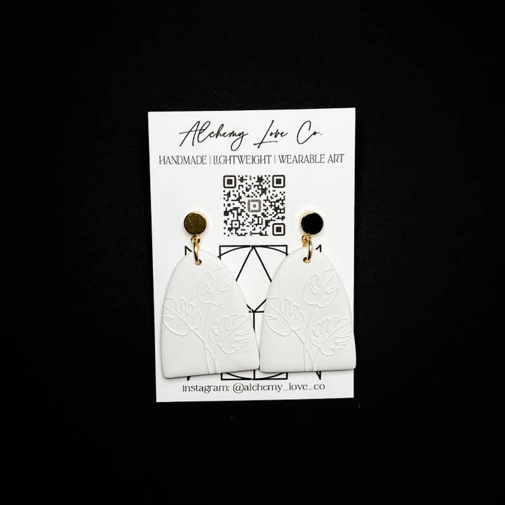Pendentif en forme de feuille de monstera | Boucles d'oreilles en argile végétale pour la vente par Alchemy Love Co.