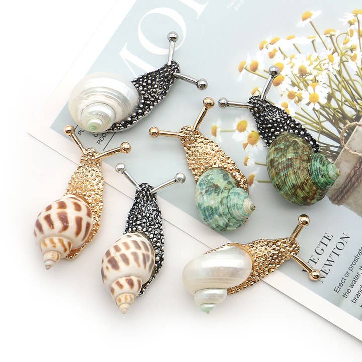 Schicke natürliche Kegelschnecken-Brosche / Anhänger für den Großhandel von Tourtiwi