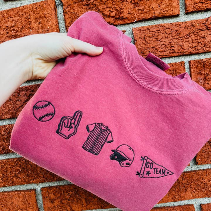 T-shirt brodé avec icônes de baseball pour la vente par Littles and Threads Clothing Company