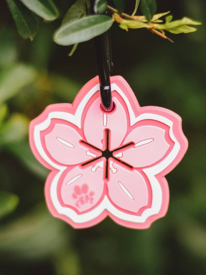 Poop N Go Sakura Design - Håndfri Poo Taskebærer for engroshandel hos The Happy Paws Company