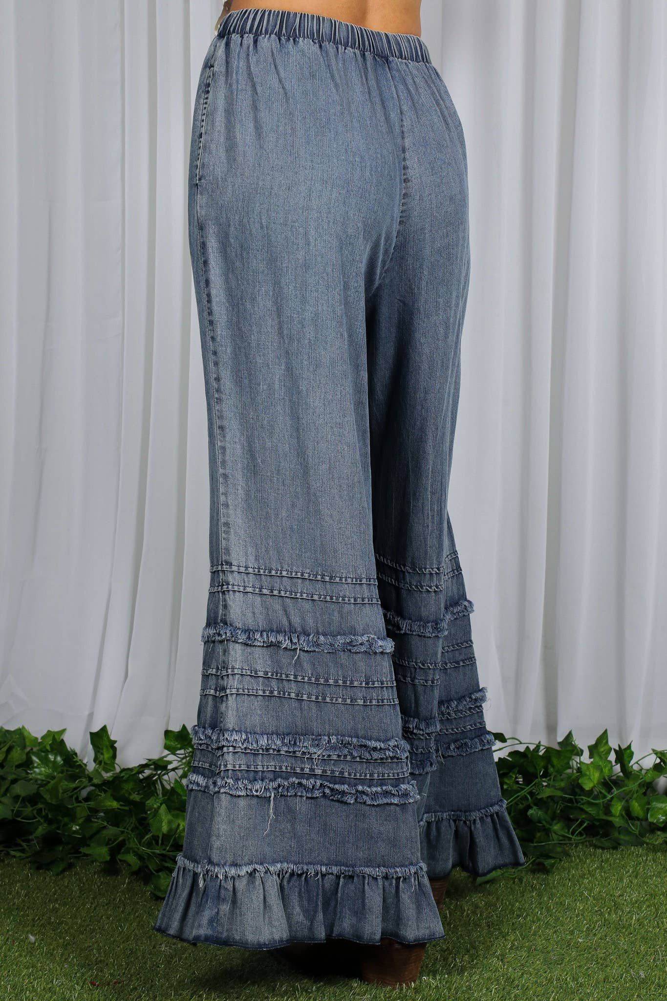 Vine & Love - Wholesale Jeans - Women's - Flared Ruffle Hem Washed Chambray Crop Denim Pants VP8303911
