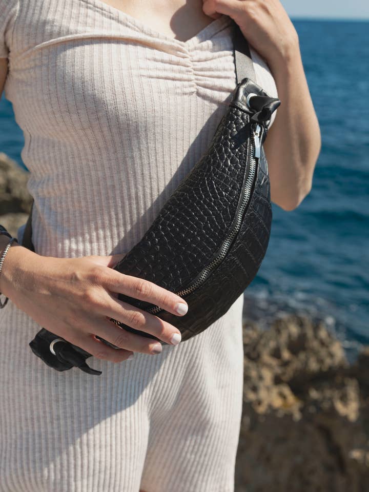 Marsupio Nina stampa coccodrillo nera per la vendita all'ingrosso da parte di Ligne Aurore