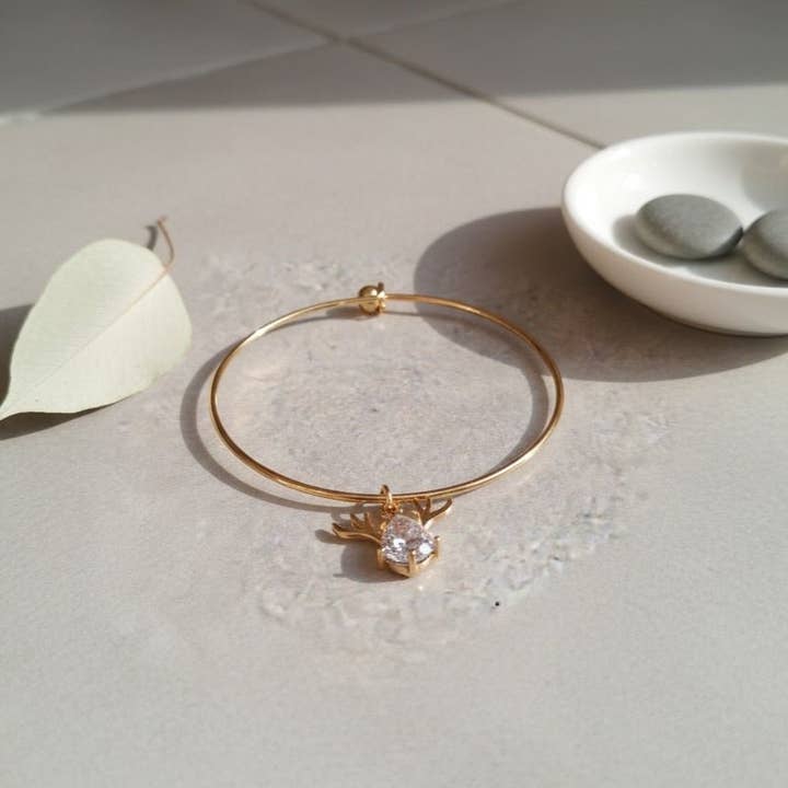 Reindeer - starrer goldener Armreif mit Kristallanhänger für den Großhandel von OE!