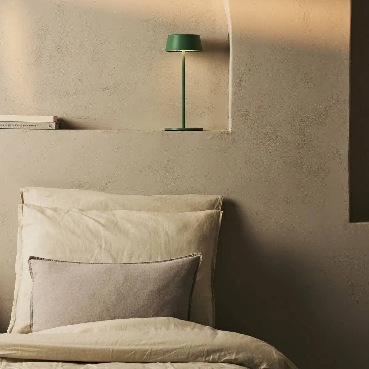 Tavellio – Großhandel Akzent-/Schreibtischleuchte – Hugo Salbeigrüne wiederaufladbare Tischlampe – stilvoll, dimmbar und kabellos10