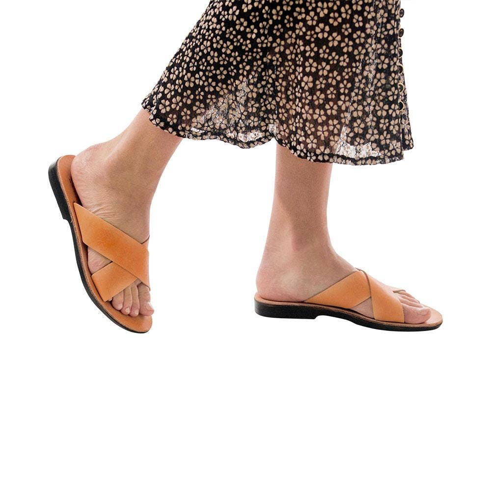 Tan Isla - Ruskind Læder Slip On Sandal | Tan for engroshandel på Faire1