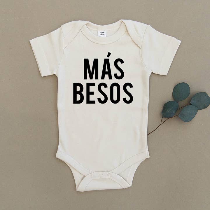 Mas Besos Bio-Strampler und Kleinkind-T-Shirt für den Großhandel von Urban Baby Co.