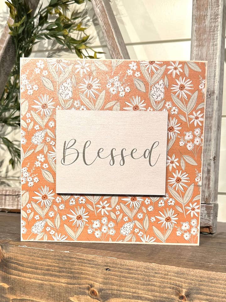 Bloc en bois décoratif 7,5" x 7,5" floral orange Béni pour la vente par Whippoorwill Charm