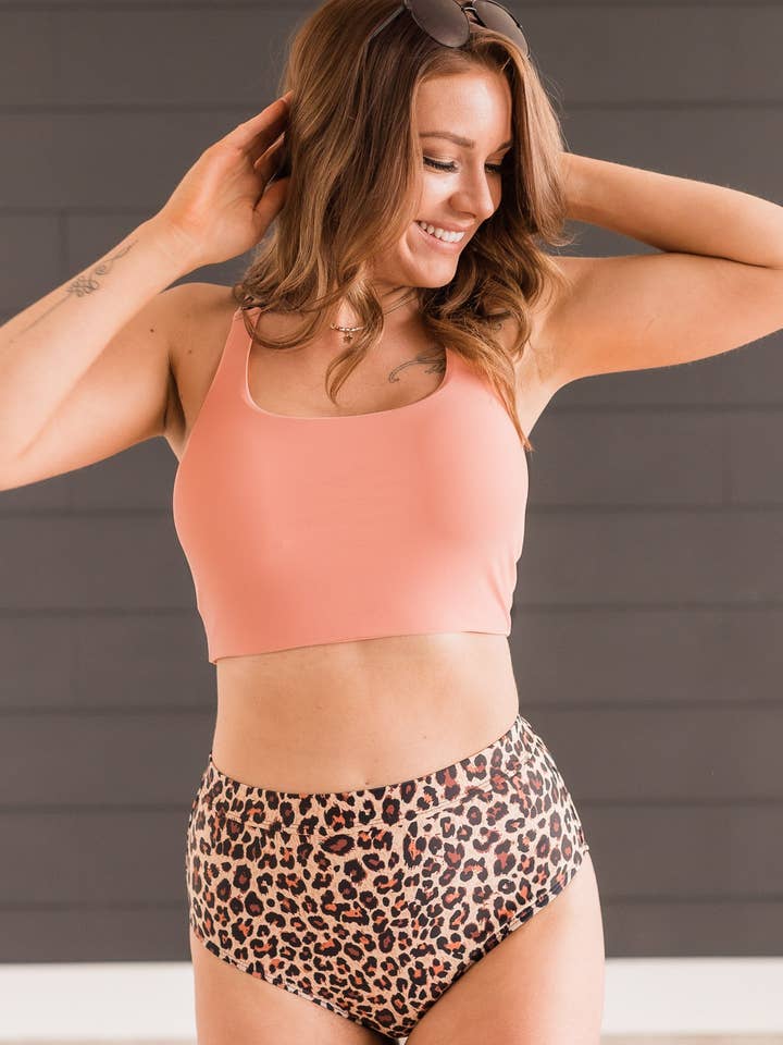 Mack and Mal – wholesale Bikiniöverdelar – Dam – Badtröja längs strandpromenaden - korall & naturlig leopard2