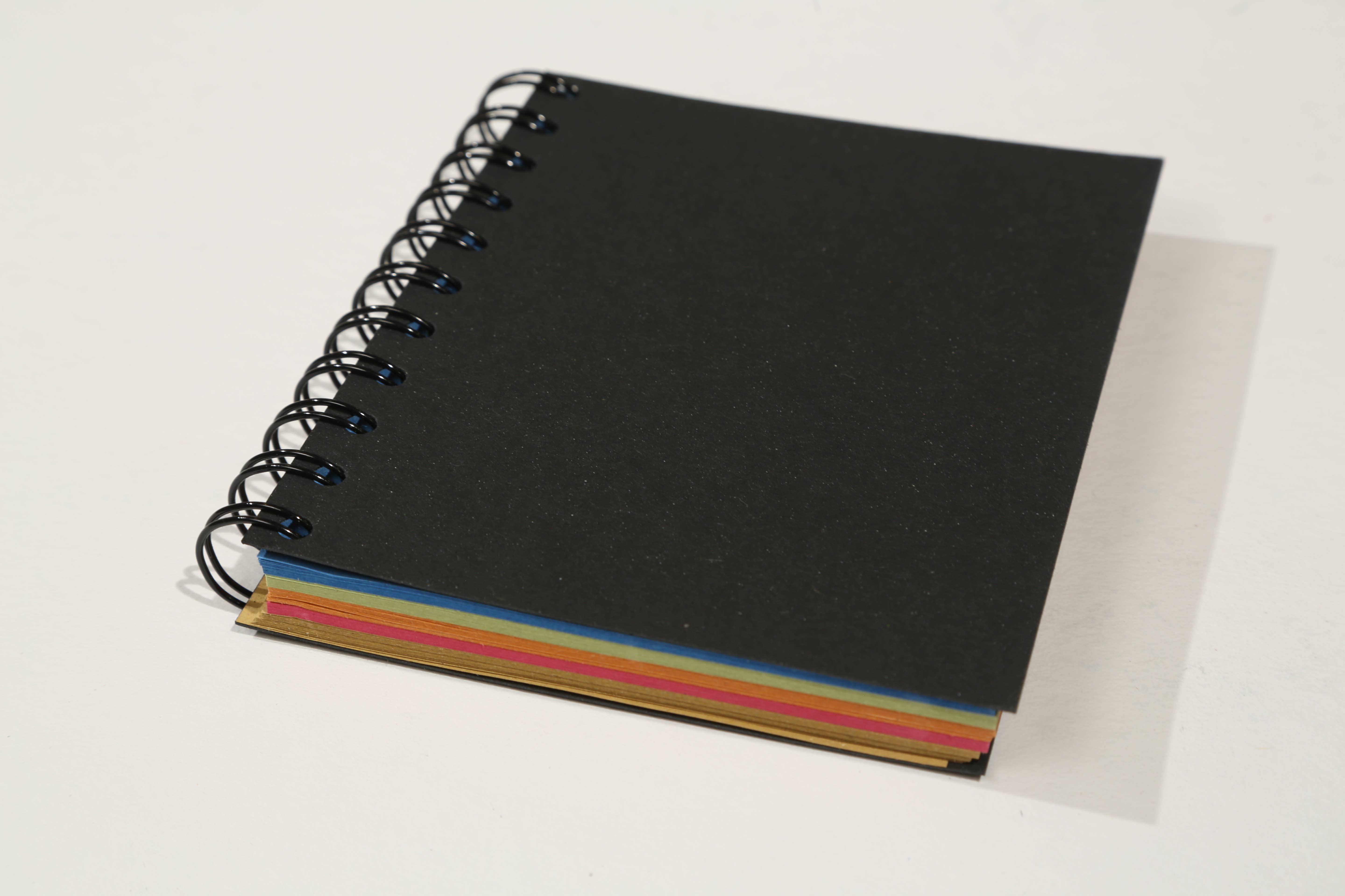 Maki Nature – wholesale Anteckningsblock – Spiralblock 11,5 x 13,5 cm med mångfärgade blad14