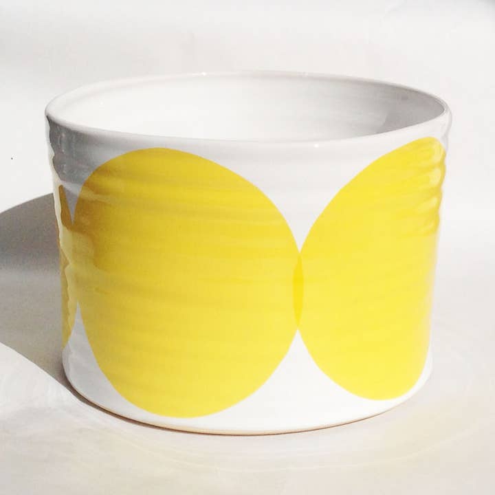 Pot DOT jaune avec ronds pour la vente par camillaengdahl