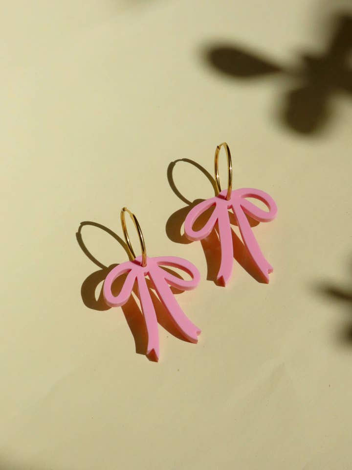Creoles with pink bows – Playful statement earrings for wholesale by Niemalsmehrohne