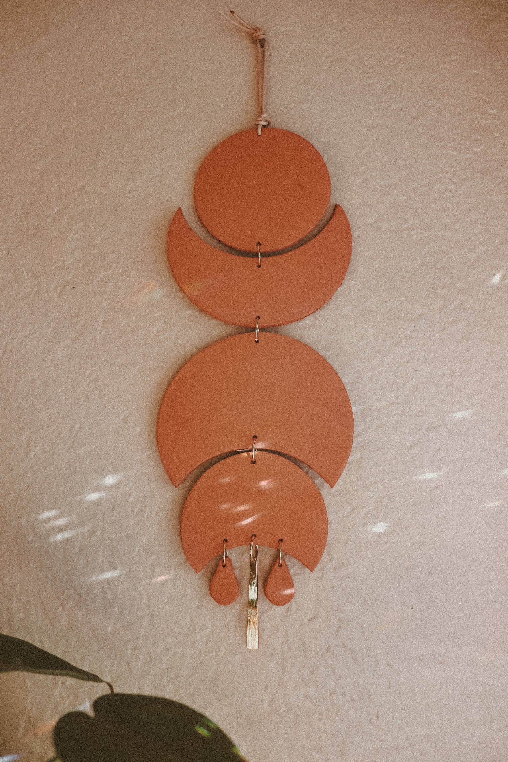 Rooted Reverie - Venta al por mayor Papel pintado 3D - Colgante de pared de arcilla con fase lunar celestial con colgante de latón1