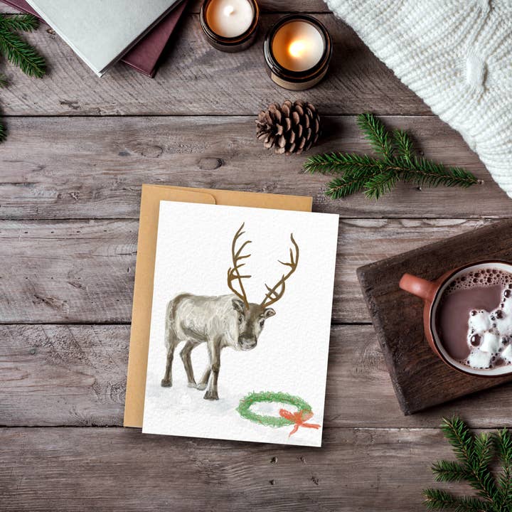 Biglietto natalizio invernale nordico con renna con ghirlanda 10,2 x 12,7 cm per la vendita all'ingrosso da parte di Hudson Illustration Co - About Town Co