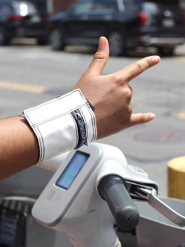 80620: Cartera de pulsera de los 80 | Plata reflectante para venta al por mayor de Fydelity