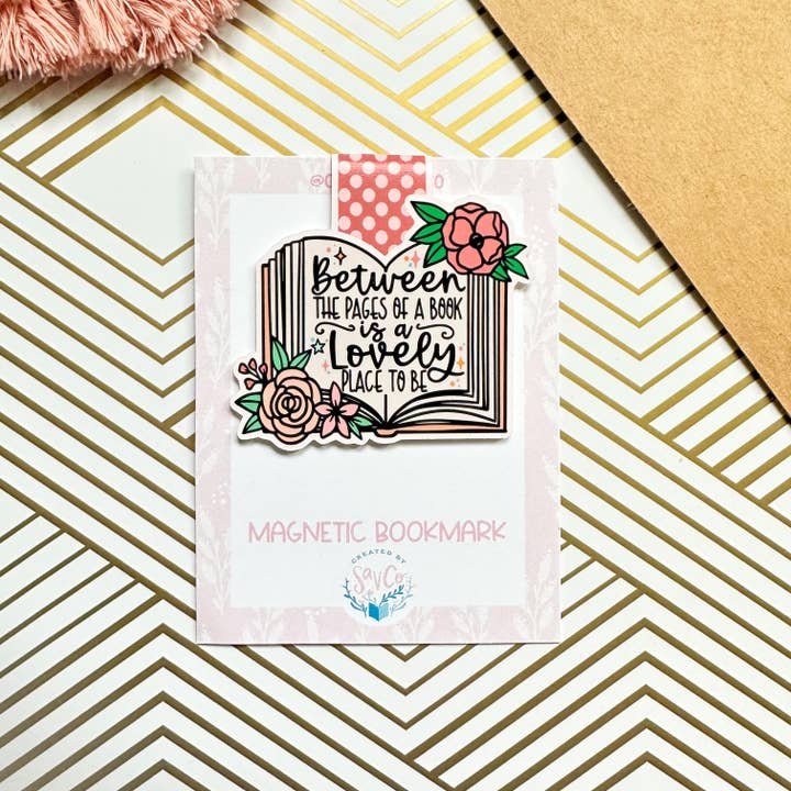 Entre les pages d'un livre se trouve un joli marque-page magnétique pour la vente par Created by Sav Co