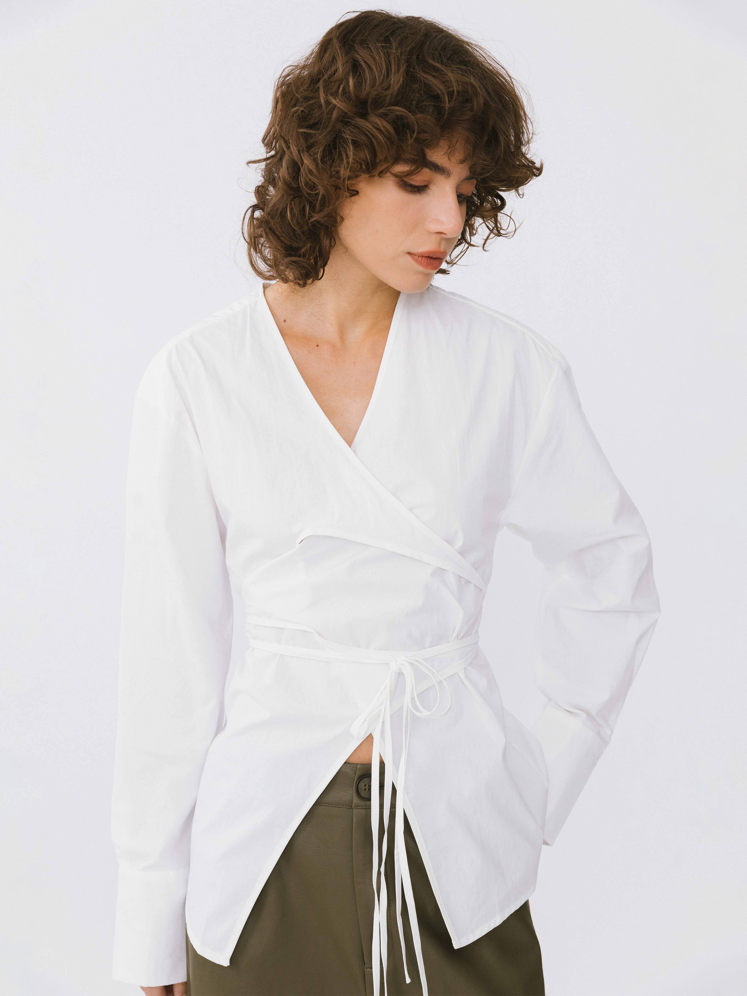 CUBIC – wholesale Blus - Dam – Ljus blus med v-ringning och korslagda lager9