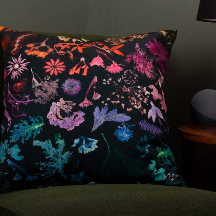 Gillian Arnold – wholesale Prydnadskuddfodral – Provstudie | Rainbow Bright | Blommig tryckkudde