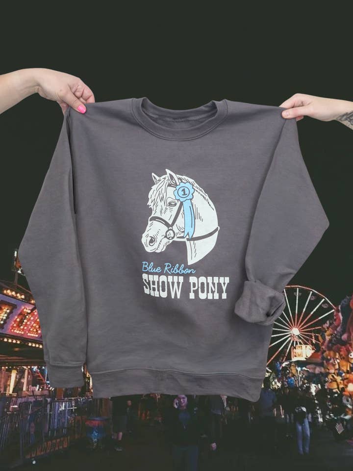Montrer le pull-over poney pour la vente par Intrigue Ink