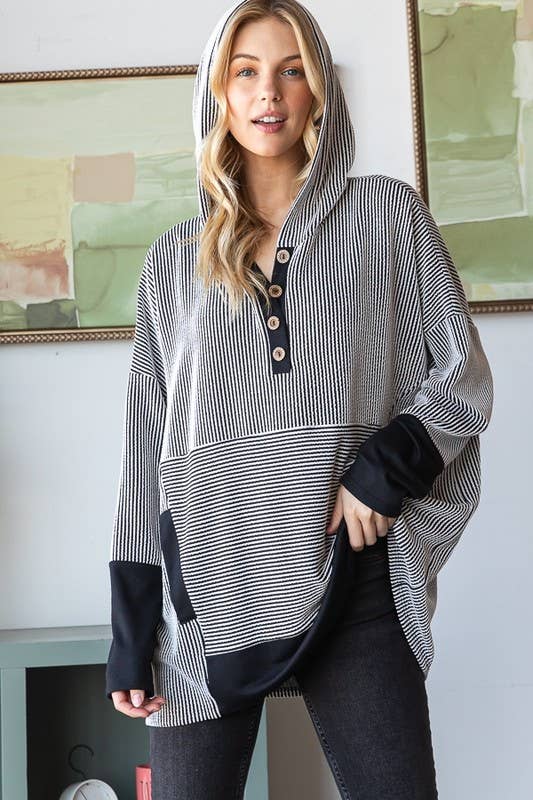 SVART/OFFWHITE ET7666-18 LÅNGÄRMAD RANDIG HUVTRÖJA MED SOLID KONTRAST för wholesale på Faire5