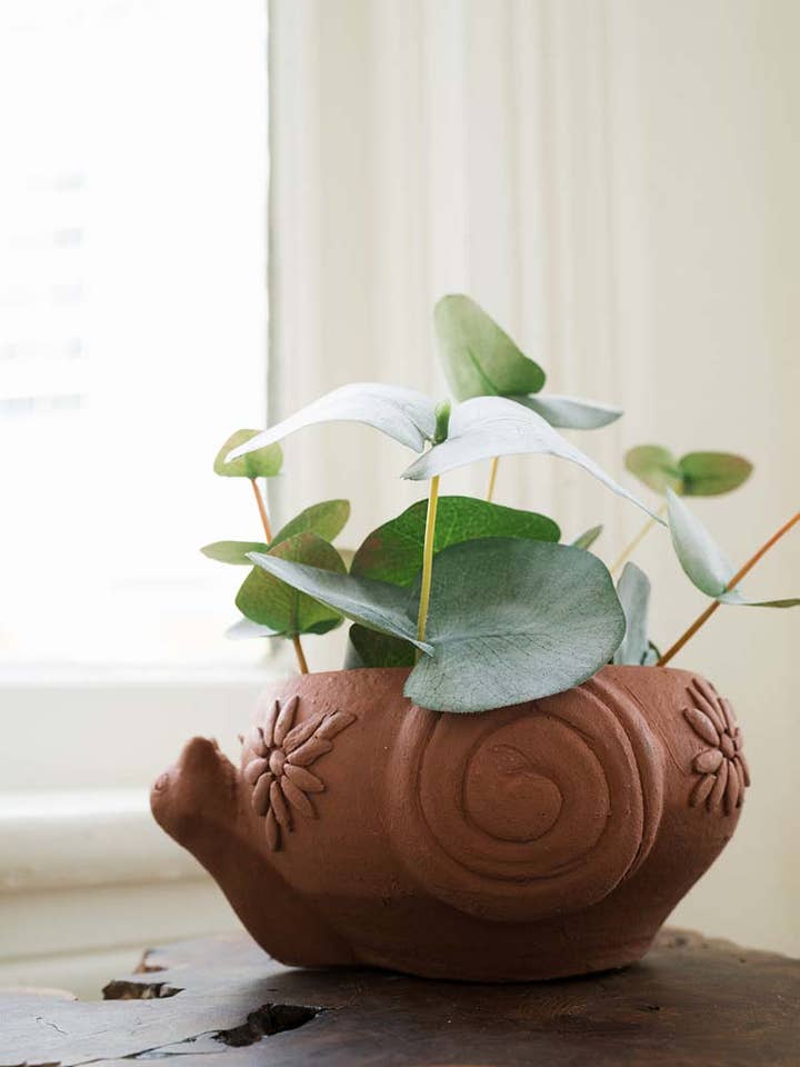 Vaso per piante a forma di lumaca Rakshana - Terracotta per la vendita all'ingrosso da parte di Matr Boomie Fair Trade