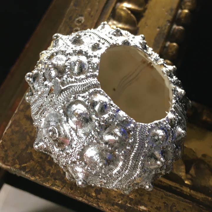 Naturlig sjöborre förgylld med gult eller vitt guld, diameter 5,5 cm för wholesale av Atelier Avenet