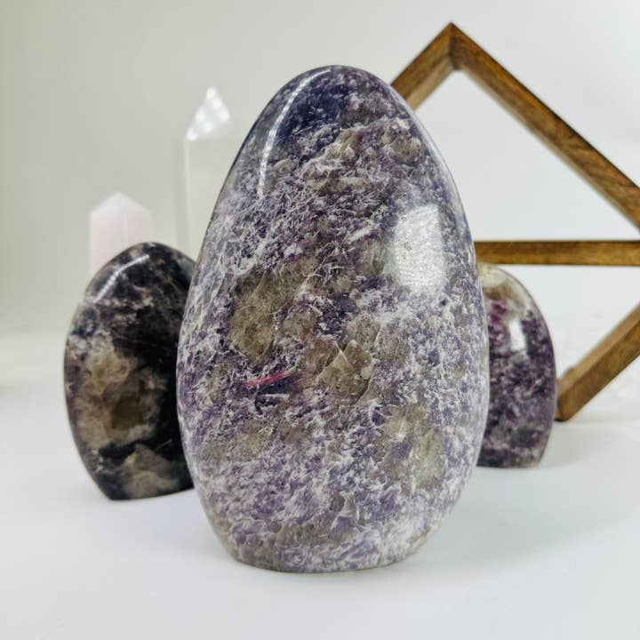 Lepidolit Crystal Cut Base DU VÆLGER for engroshandel hos Rock Paradise