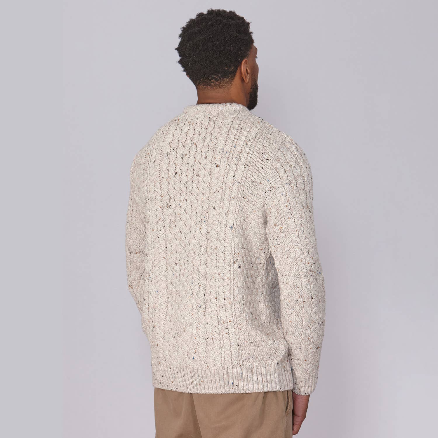 Beige Twist Klassisk Aran ulltröja - Beige Twist | Tillverkad av brittisk ull | Jack Masters Knitwear för wholesale på Faire2