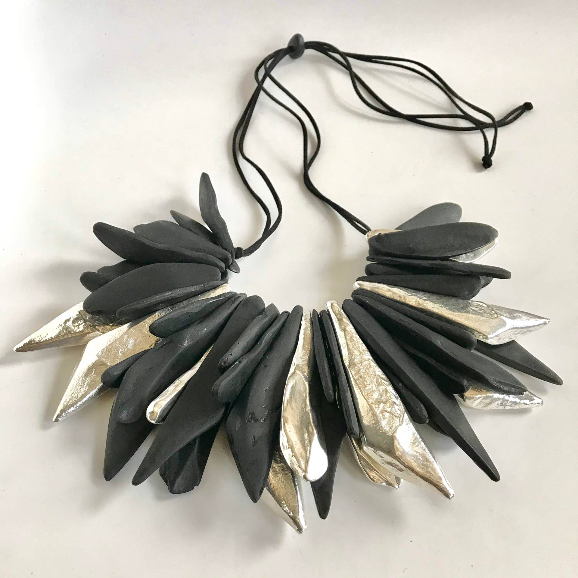 Belart Fair Trade - Wholesale Halskettingen - Eco-hars Grand Fuego 50 Itzel Stones Statement Ketting1