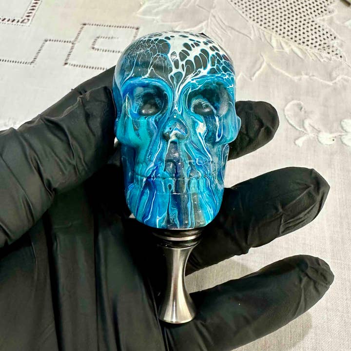 Blauw-groene schedel wijnflesstop, roestvrij staal SKU06 voor wholesale door Breaking Rules Photography